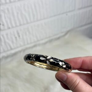 Jiu Long Xing Floral Black and Gold Bangle Bracelet